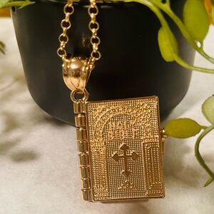 Gold Pendant Necklace